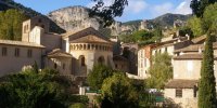 Le village médiéval de Saint-Guilhem-le-Désert et son abbaye