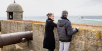 Couple sur les remparts de la citadelle de Port-Louis