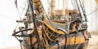 Détail de la prou d'un grand modèle de bateau