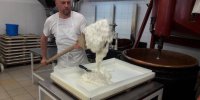 Sortie du Nougat à l'ancienne, grâce à une pelle en bois 