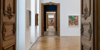 Vue des salles de l'hôtel salé en enfilade avec accrochage de la collection permanente