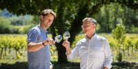  Deux générations de vignerons, partageant un moment autour des vins du Domaine La Gayolle.