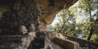 L'habitat structuré, dans la falaise. L'organisation de la vie familiale se fait sur 2 étages.