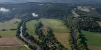 Vue aérienne du méandre de la rivière, qui encercle le Site de la Madeleine