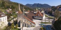 La Grande Saline vue de l'extérieur se trouve au coeur de la ville de Salins-les-Bains, dans le Jura