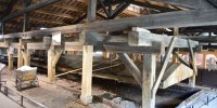 La salle d'évaporation avec la dernière poêle à sel ancienne de France, les outils et les chariots remplis de sel