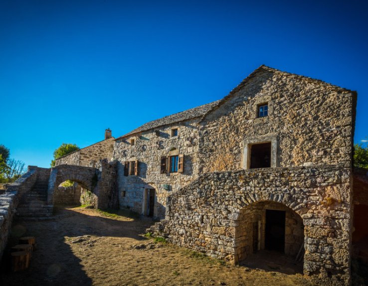 Ferme Caussenarde d'Autrefois à Hyelzas sur le Causse Méjean.