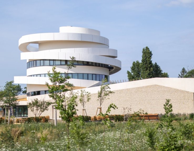Un joyau architectural offrant une vue panoramique unique sur le vignoble