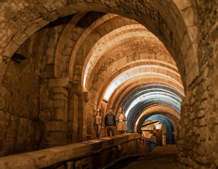 La galerie souterraine de la Grande Saline, bâtie au XIe siècle, semblable à une cathédrale