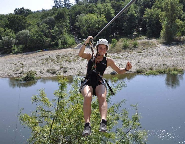 Tyrolienne Géante au dessus de la rivière.