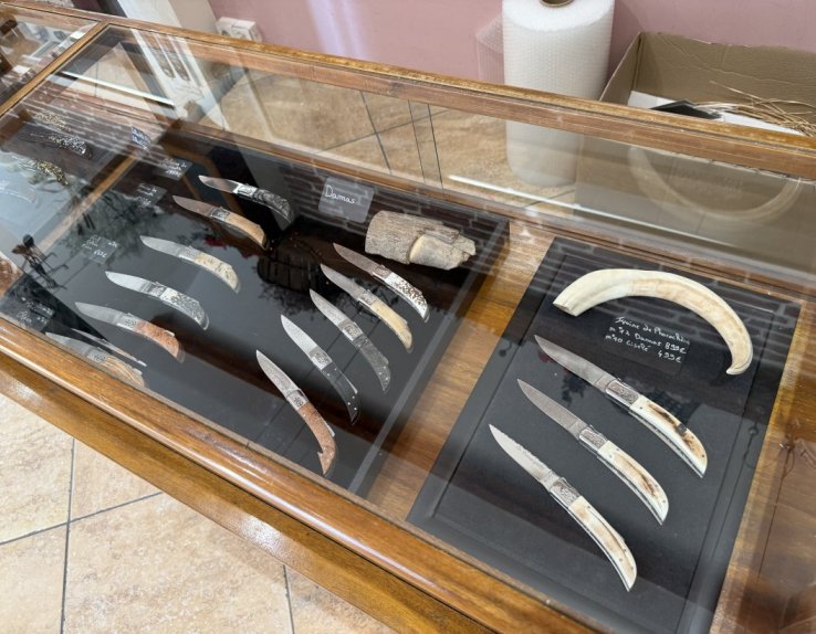 Exposition de couteaux d’exception en acier Damas, créés à la main dans les ateliers de la Coutellerie Le Camarguais
