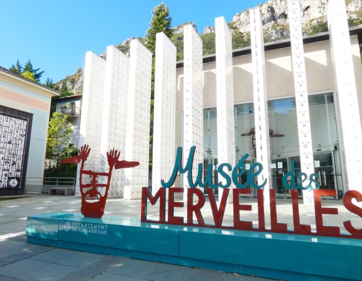 Parvis du musée des Merveilles