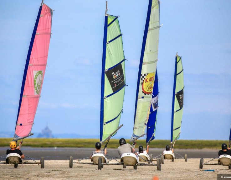 Avel centre de char à voile en Bretagne en baie du Mont st Michel à Hirel