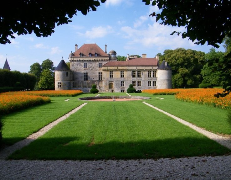 Le Château du Pailly vu du jardin